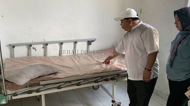 INSPEKSI MENDADAK: Ketua DPRD Berau Madri Pani bersama anggota DPRD Berau Darlena, meninjau PKM Batu Putih karena mendapat banyak aduan masyarakat mengenai pelayanan dan kebersihan di PKM tersebut.