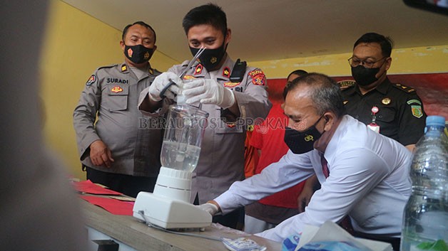 DIMUSNAHKAN: Barang bukti narkoba seberat 144,546 gram dari pengungkapan 14 kasus dimusnahkan dan disaksikan langsung oleh para tersangka.