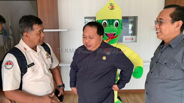 SIDAK: Ketua DPRD Madri Pani melakukan sidak ke sekretariat PB Porprov VII Kaltim, kemarin.