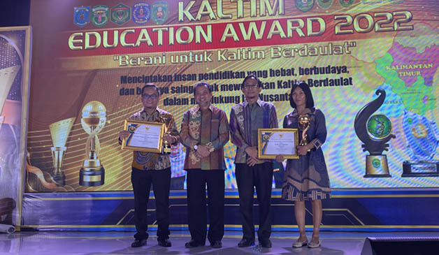 PEDULI PENDIDIKAN: Business Support Manager BUMA Jobsite Lati, Sunardi Gunawan Rajagukguk, menerima Anugerah Kaltim Education Award 2022 yang diserahkan Wakil Gubernur Kaltim, Hadi Mulyadi, di Samarinda, Selasa (15/11) malam.