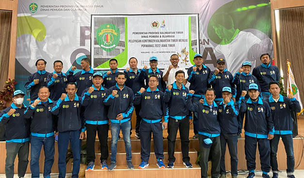 OPTIMISTIS: Pelepasan kontingen Porwanas PWI Kaltim, kemarin (17/11). Kali ini PWI Kaltim bertekad meraih hasil lebih baik dari pelaksanaan sebelumnya.