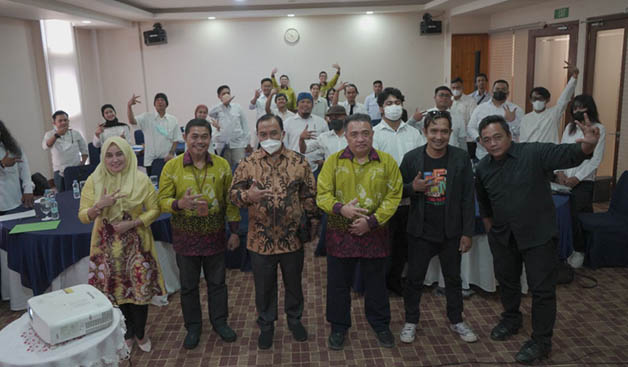TUNJANG PARIWISATA: Sejumlah peserta foto bersama di sela workshop. Dengan dilaksanakannya kegiatan ini, diharapkan nanti dapat membantu dalam upaya promosi wisata di Kaltim.