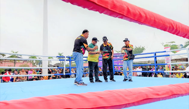 LAKUKAN PENINJAUAN: Wakil Bupati Berau Gamalis, saat meninjau sejumlah cabang olahraga yang sedang dipertandingkan di ajang Porprov VII Kaltim, kemarin.