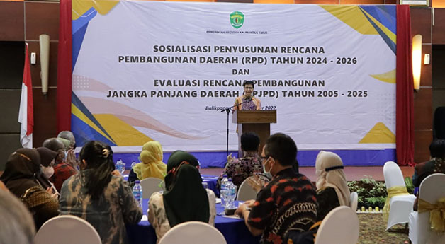SAMBUTAN: Plt Kepala Bappeda Kaltim, Yusliando, saat memberikan sambutan sebelum dimulainya sosialisasi dan evaluasi, kemarin (24/11).