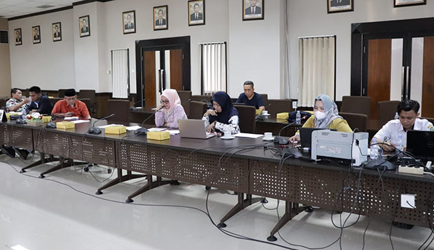 RAPAT FINALISASI : Ketua BK dan Ketua Bapemperda saat melakukan rapat finalisasi, Selasa (22/11).