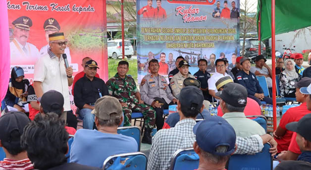 SINERGI: Wakil Ketua DPRD Kaltim Muhammad Samsun, saat memberikan sambutan pada acara pemberian bantuan perahu dan mesin kapal pada nelayan Samboja, Jumat (27/11).