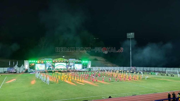 PESTA OLAHRAGA: Opening Ceremony Porprov VII Kaltim berlangsung sukses dan meriah dengan suguhan tarian tradisional khas Berau, hingga hiburan artis dari band ternama.