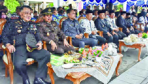 PHGN: Wakil Ketua DPRD Kaltim Seno Aji menghadiri Upacara Peringatan Hari Guru Nasional  (PHGN) yang ke-77 tahun 2022 yang dilaksanakan di Lapangan Kantor Bupati Berau, Jumat (25/11).