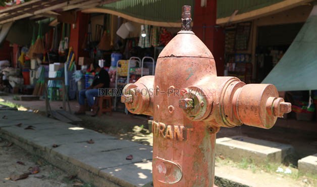 TAK BERFUNGSI: Salah satu hidran di wilayah perkotaan Tanjung Redeb yang hanya menjadi pajangan, karena sudah tidak berfungsi lagi.