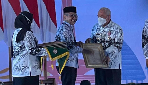 SATU-SATUNYA: Gubernur Kaltim Isran Noor, saat menerima Anugerah Dwija Praja Nugraha (DPN) saat peringatan HUT ke-77 PGRI dan Hari Guru Nasional (HGN) 2022, di Marina Convention Center (MCC), Jawa Tengah, Sabtu (3/12).