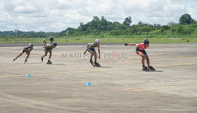 BERSAING KETAT: Para atlet dari perwakilan masing-masing kontingen saat menunjukkan aksi terbaiknya pada lomba sepatu roda di ajang Porprov VII Kaltim, di hari terakhir.