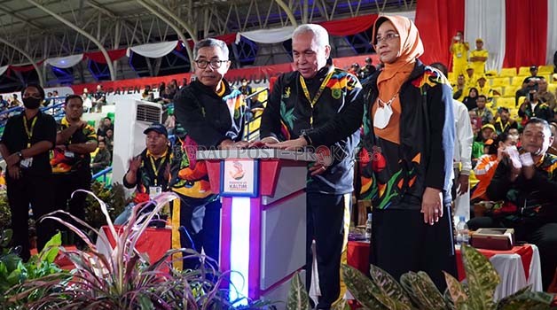 MALAM PEMBUKAAN: Ketua KONI Kaltim Rusdiansyah Aras, bersama Gubernur Kaltim Isran Noor dan Bupati Berau Sri Juniarsih, menekan tombol sirine saat pembukaan Porprov VII Kaltim di Stadion Olympic Mini Teluk Bayur, beberapa waktu lalu.