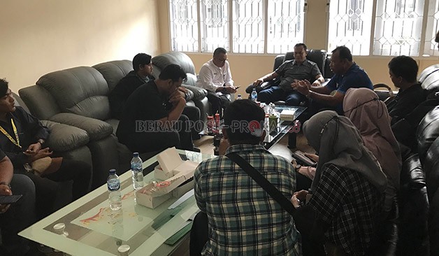 DIANGGAP SEPIHAK: Ketua KONI Berau Al Hamid bersama Wakil Ketua La Ode Ilyas dan Ketua PRSI Berau dr Abdul Djabbar Kareem, ketika menggelar konferensi pers di Sekretariat Porprov VII Kaltim kemarin.