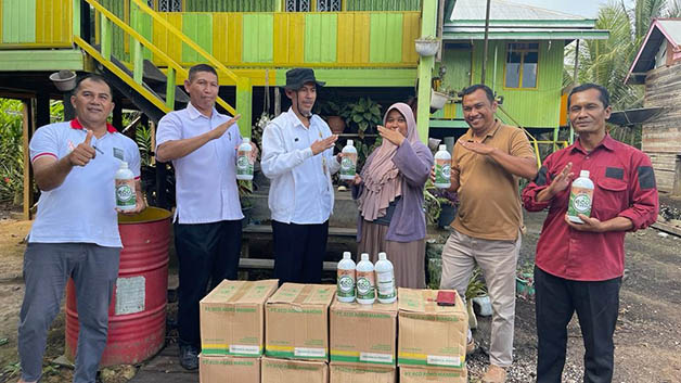 SALURKAN BANTUAN: Kepala Distanak Berau Junaidi, menyerahkan bantuan pupuk cair untuk para petani di lima kecamatan, beberapa waktu lalu.