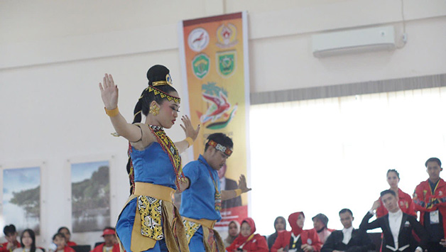 DIWARNAI AKSI WO: Atlet cabor dansa dari perwakilan kontingen kabupaten/kota saat beraksi di ajang Porprov VII Kaltim, belum lama ini. Tetapi di tengah pelaksanaan, sempat diwarnai aksi protes oleh kontingen Samarinda yang akhirnya walk out.