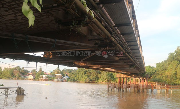 TAMPAK BAWAH: Perbaikan Jembatan Sambaliung yang sudah direncanakan sejak Agustus lalu, namun terus tertunda hingga memasuki akhir tahun 2022 ini.