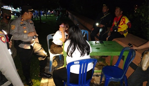 PATROLI: Jajaran Polsek Teluk Bayur saat menyisir beberapa lokasi yang menjadi titik kumpul masyarakat, untuk memastikan kamtibmas.