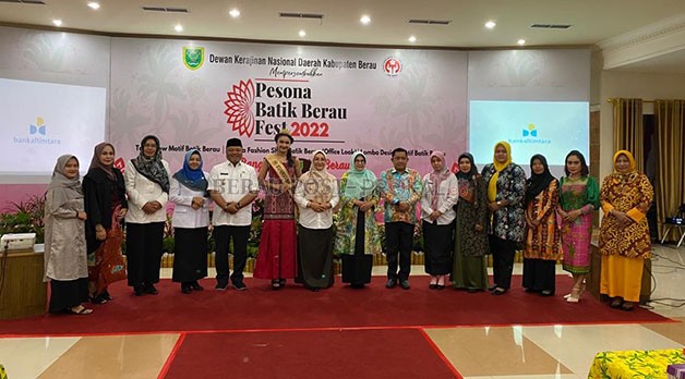 GELAR PERLOMBAAN: Bupati Berau Sri Juniarsih bersama Ketua Dekranasda Berau Sri Aslinda Gamalis usai pembukaan lomba desain batik dan fashion show, di Balai Mufakat.