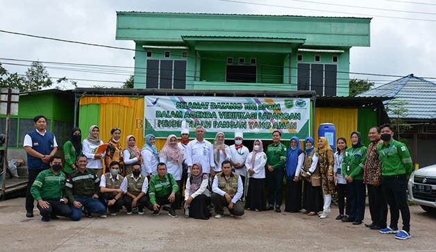 WAKILI KATERING BERAU: Tim BPOM dan perwakilan Kemenkes RI, berfoto bersama dengan manajemen PT Resty Nur usai melakukan penilaian kemarin.