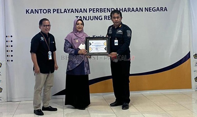 SERAPAN MAKSIMAL: Kepala KUPP Berau Hotman Siagian menerima penghargaan yang diserahkan Bupati Berau Sri Juniarsih, karena berhasil melakukan penyerapan anggaran tertinggi