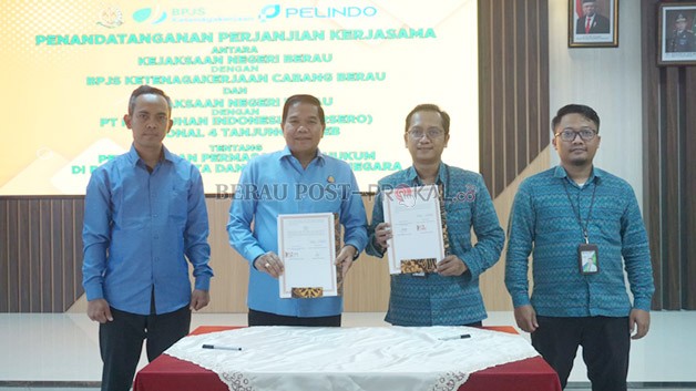KERJA SAMA: Kajari Berau Nislianudin, bersama Kepala BPJS Ketenagakerjaan Cabang Berau Sonny Alonsye, saat memperlihatkan nota perjanjian kerja sama tentang penanganan hukum bidang Perdata dan Tata Usaha Negara, kemarin.