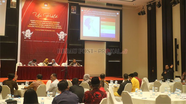 EMPAT ATAU LIMA: Perwakilan partai menyampaikan pendapatnya dalam uji publik rancangan penataan dapil dan alokasi kursi anggota DPRD Berau, di Hotel Bumi Segah, Jumat (16/12).