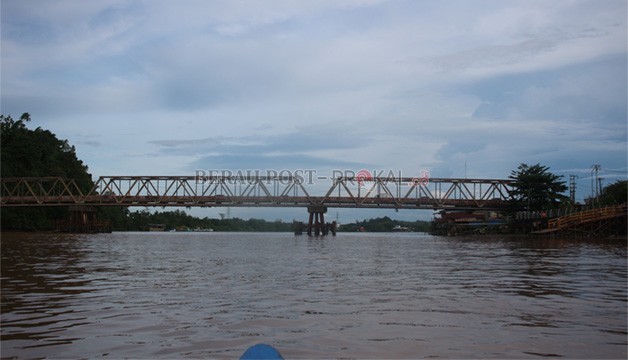 DITUNDA KE TAHUN DEPAN: Rencana perbaikan Jembatan Sambaliung dipastikan tak terealisasi tahun ini. Rencananya perbaikan akan diupayakan pada 2023 mendatang.