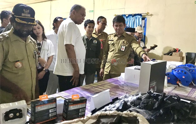 DUKUNGAN PUSAT: Direktur Pengembangan Sumber Daya Manusia Ekonomi Kreatif, Kemenparekraf RI, Alexander Reyaan, bersama Asisten I Setkab Berau Hendratno, pada acara serah terima fasilitas dalam pengembangan produk ekowisata di Kampung Tembudan, Kecamatan B