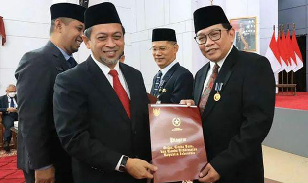 ABDI NEGARA: Sekretaris DPRD Kaltim HM Ramadhan, menerima penghargaan Satyalencana Karya Satya dari Presiden RI Joko Widodo, yang diserahkan Wakil Gubernur Kaltim Hadi Mulyadi, Selasa (20/12) lalu.