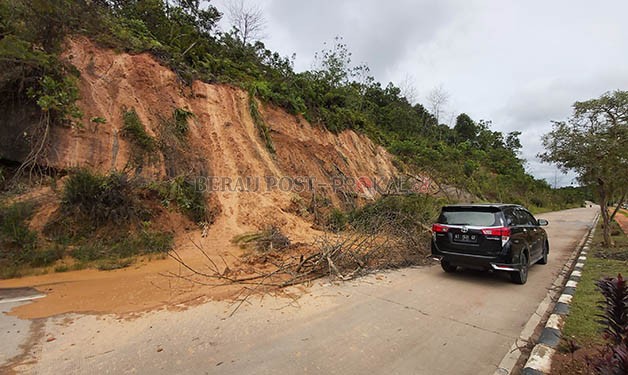 LONGSOR: Longsor yang terjadi di Jalan Bypass Kalimarau Jumat (23/12) lalu membuat Kepala Badan Penanggulangan Bencana Daerah (BPBD) Berau, Thamrin meminta masyarakat untuk terus waspada.