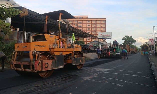 DIBENAHI: Peningkatan jalan yang dilakukan DPUPR tahun ini. Tahun depan, pengaspalan akan terus dilakukan, bukan hanya di perkotaan saja, tapi hingga ke daerah pesisir maupun pedalaman.