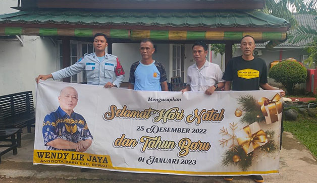 SIMBOLIS: Perwakilan Wendy Lie Jaya, menyerahkan parsel untuk warga binaan yang merayakan Natal di Rutan Kelas IIB Tanjung Redeb kemarin.