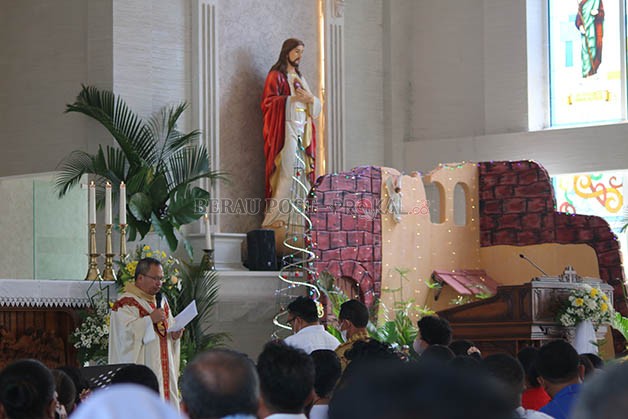 AMAN DAN LANCAR: Suasana Misa Natal di salah satu gereja di Bumi Batiwakkal yang berjalan khidmat.