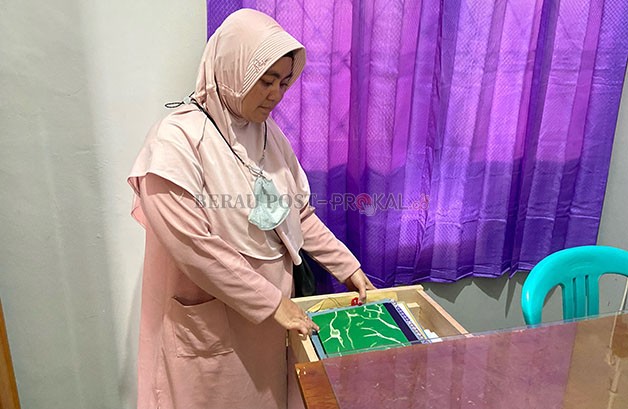 LACI MEJA: Kepala SMK Sehat Persada Lucyana saat memperlihatkan laci yang dibobol oleh pelaku pencurian, pada Selasa (27/12).