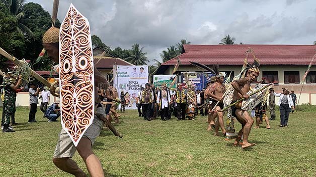 TAMPILKAN KESENIAN DAERAH: Tarian Khas Dayak menyambut kedatangan rombongan bupati dan ketua DPRD Berau, serta tamu undangan lainnya.