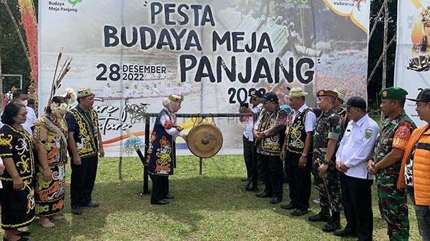 PEMUKULAN GONG: Bupati Berau Sri Juniarsih, memukul gong tanda dibukanya Festival Meja Panjang.