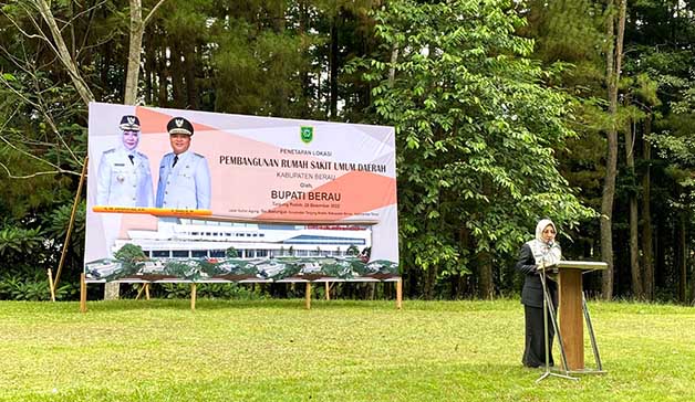 TAHAP AWAL: Bupati Berau Sri Juniarsih memimpin penetapan lokasi pembangunan RSUD di eks lahan PT Inhutani, Kamis (29/12).