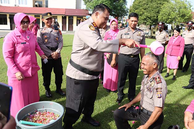 NAIK PANGKAT: 49 personel saat melaksanakan kenaikan pangkat di halaman Mapolres Berau, Senin (2/1).