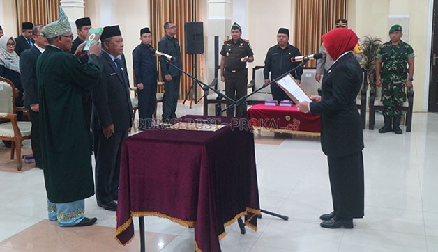 ISI KEKOSONGAN: Bupati Berau Sri Juniarsih, memimpin pelantikan Agus Wahyudi sebagai Pj Sekkab Berau, kemarin.