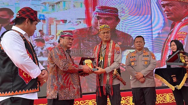 BANGSAWAN DAYAK: Bupati Kubar Fransiskus Xaverius Yapan, menyambut kunjungan kerja Kapolda Kaltim di Kubar, pekan lalu.