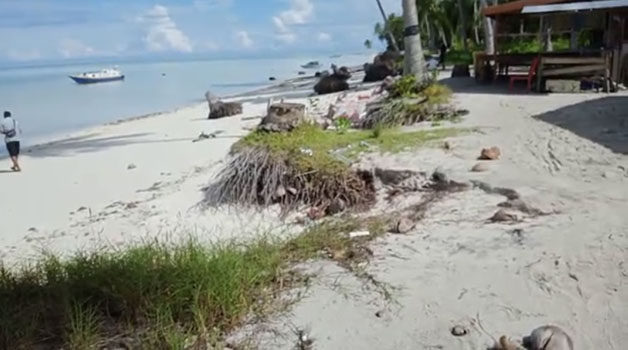 BIBIR PANTAI: Bibir pantai di Kampung Teluk Sumbang, Kecamatan Bidukbiduk telah mengalami abrasi.