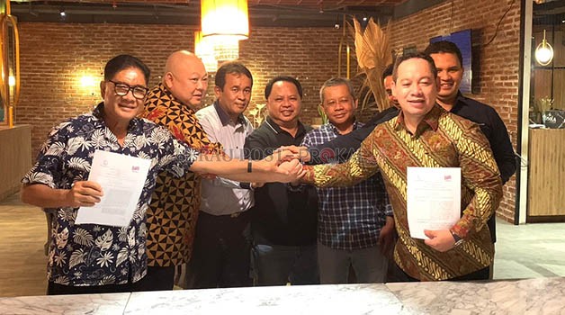 SINERGI: Direktur PT MSK Ayi Paryana bersama Direktur PT PASN Nugrahi Mawan, Pj Sekkab Berau Agus Wahyudi, Ketua DPRD Madri Pani, Anggota DPRD Dedy Okto, Kepala KUPP Tanjung Redeb Hotman Siagian, memperlihatkan dokumen kerja sama yang baru ditandatangani