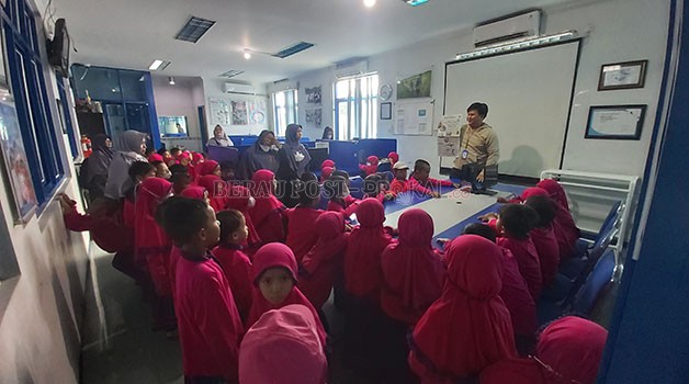 MEMBERI PENJELASAN: Awak Redaksi Berau Post saat menjelaskan sistem kerja jurnalis atau wartawan kepada murid TK IT Ash-Shohwah, Jumat (13/1).