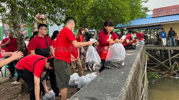 DILEPAS KE HABITAT: Ribuan ikan lele dilepas ke habitatnya oleh warga Tionghoa dalam gelaran Fang Sheng ke Sungai Segah.