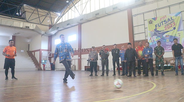 DIMULAI: Staf Ahli Bidang Keuangan dan SDM Setkab Berau, Jaka Siswanta, membuka PWI Cup II dengan melakukan tendangan pertama, Selasa (17/1).