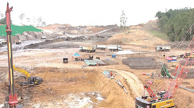 PROGRES LAMBAT: Pengerjaan konstruksi jalan tol segmen Simpang Tempadung di Balikpapan yang merupakan bagian dari jaringan jalan menuju IKN, ditargetkan selesai pada 2024.