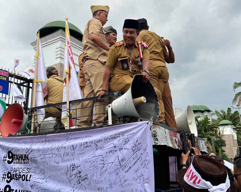 TUNTUT REVISI: Ribuan kepala desa atau kampung ketika menuntut revisi UU Desa di DPR RI, beberapa waktu lalu.