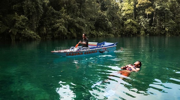 DITUTUP: Sejumlah pengunjung nampak menikmati berwisata di Labuan Cermin. Saat ini salah satu objek wisata andalan di Pesisir Selatan itu ditutup sementara karena beberapa hal.