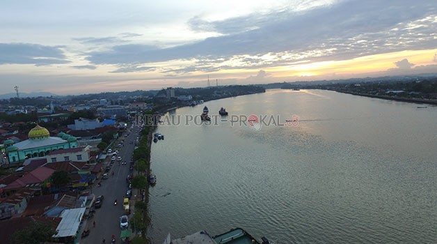 SUMBER AIR: Sungai Segah, salah satu sungai besar di Berau, yang juga menjadi sumber air baku untuk pengolahan air minum bagi masyarakat.