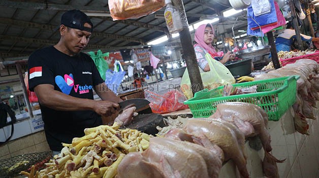 BELUM NORMAL: Harga kebutuhan pokok yang berada di Pasar Sanggam Adji Dilayas belum sepenuhnya normal.